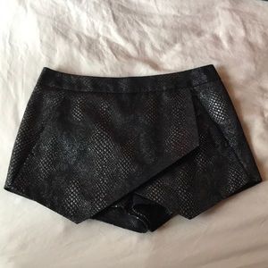 Express Women’s Snakeprint Skort